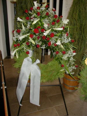 Rote Rosen weisse Lilien und Schleierkraut